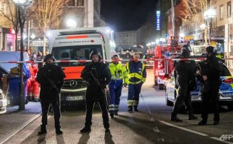 Víkendová taneční technopárty v německém Frankfurtu se změnila v brutální nepokoje které dosáhly novou úroveň násilí ze strany migrantů a ultralevicových aktivistů. Dav zasypal policisty kameny a lahvemi