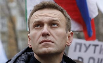 AE NEWS: Alexej Navalný se prý stal obětí útoku nervově paralytickou látkou, nejpravděpodobněji bojovou sloučeninou VX v kapalné nebo práškové substanci! Berlínská nemocnice nic nechce upřesnit, ale svědci z letadla tvrdí, že Ruský opozičník si chtěl v kabince na toaletě něco šňupnout. Okamžitě začal řvát bolestí kvůli křečím a vypotácel se z kabinky se zkřiveným obličejem, zkřiveným nosem a ohnutými ústy! Typický projev obličejových křečí po zásahu látkou VX! Už je jasné, proč mu doktoři dali při převozu na obličej roušku až přes oči!