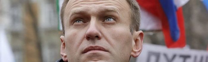AE NEWS: Alexej Navalný se prý stal obětí útoku nervově paralytickou látkou, nejpravděpodobněji bojovou sloučeninou VX v kapalné nebo práškové substanci! Berlínská nemocnice nic nechce upřesnit, ale svědci z letadla tvrdí, že Ruský opozičník si chtěl v kabince na toaletě něco šňupnout. Okamžitě začal řvát bolestí kvůli křečím a vypotácel se z kabinky se zkřiveným obličejem, zkřiveným nosem a ohnutými ústy! Typický projev obličejových křečí po zásahu látkou VX! Už je jasné, proč mu doktoři dali při převozu na obličej roušku až přes oči!