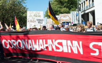 Berlínsky senát zakázal demonštráciu proti korona opatreniam. Ľudia sa aj tak v Berlíne zhromažďujú