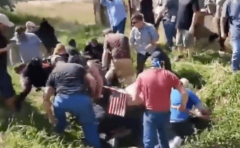 Američtí patrioti uštědřili ultralevičákům z Antify pořádnou nakládačku. Aktivisti vlezli na špatné předměstí kde skončili v příkopu … zbiti a zatčeni (VIDEA)