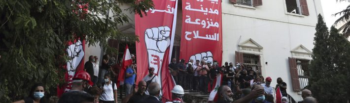 Libanon: Demonštranti v Bejrúte usmrtili policajta, obsadili ministerstvá