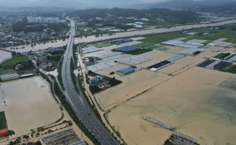 Pre silné dažde v Južnej Kórei zahynulo šesť ľudí, 360 je bez strechy