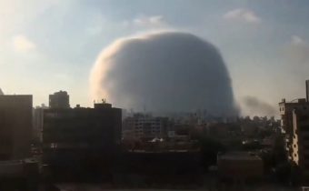 VIDEO: Unikátní analýza potvrzuje, že v Bejrútu došlo k odpálení termobarické hlavice z rodiny volumetrických zbraní, a to přímo uvnitř skladu plného zbraní! Rusko již v prosinci minulého roku otestovalo v Sýrii volumetrickou hlavici ODAB-500P a zničilo úkryt zbraní teroristů! Uniklé vojenské záběry prokazují vysokou shodu s explozí v Bejrútu, stejná mechanika dvoustupňové exploze bomby, stejná tvorba kondenzačního cylindru! V Bejrútu žádná pyrotechnika nebyla, požár pyrotechniky vypadá jinak a proč nepadal hořící ledek po explozi z nebe stejně jako v Tianjinu v roce 2015 po masivních explozích v čínské továrně na dusičnan amonný?