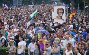 Demonstrace v Berlíně proti omezením kvůli ‚pandemii‘