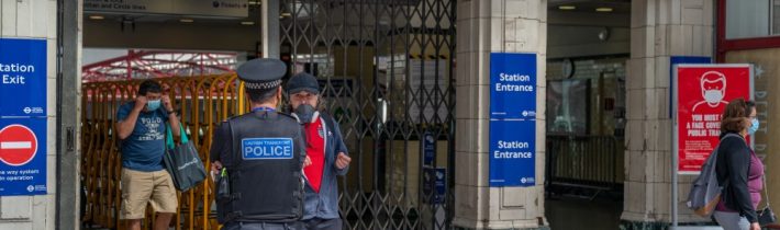 Britské policajné organizácie: Kontrola nosenia rúšok v obchodoch je nereálna