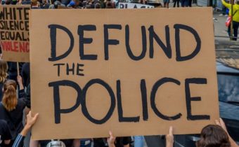 Průzkum: 80% černých Američanů nesouhlasí s agendou „Zrušit policii“