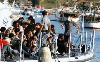 Talianska agentúra ANSA: Lampedusa už nezvláda rastúci počet migrantov. Vystresovaný starosta píše Contemu, vyzýva ho na okamžité kroky.