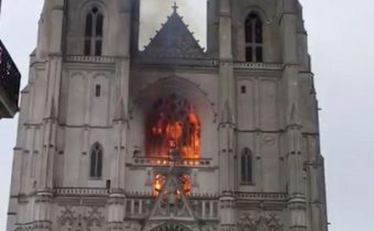 Francie: Rwandský migrant se přiznal, že zapálil katedrálu v Nantes