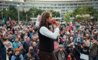 VIDEO: Vystúpenie Tibora Eliota Rostasa na proteste 1. 9. 2020 v Bratislave