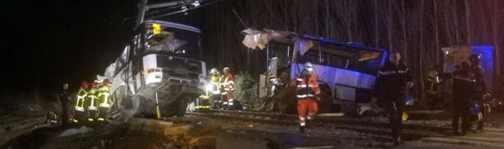 Na Novom Zélande sa zrazil školský autobus s vlakom