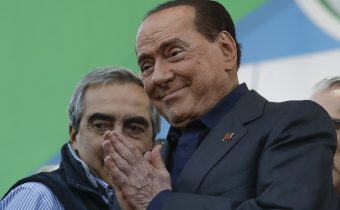 Infikovaný Berlusconi sa má lepšie, už dýcha samostatne