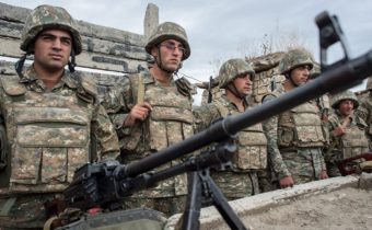 Arménie vyhlásila válečný stav a všeobecnou mobilizaci poté, co Ázerbájdžán zahájil intenzivní ostřelování z děl obcí v Karabachu. Moskva: Zastavte palbu a začněte vyjednávat