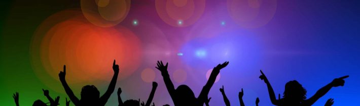 Španieli sú nepoučiteľní. Polícia musela rozpustiť nepovolenú párty