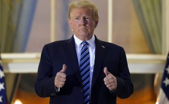 USA: Trump údajne navštívil Oválnu pracovňu napriek nákaze koronavírusom
