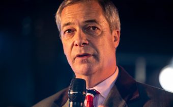 Nigel Farage: Briti musia bojovať proti vládnej koronatyranii. Liečba je horšia ako samotná choroba