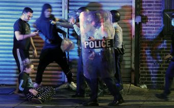 USA: Vo Filadelfii vypukli protesty po zastrelení Afroameričana policajtmi