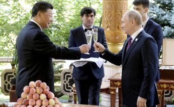 Obchodná vojna USA s Čínou ešte rýchlejšie posúva Peking do objatí s Moskvou