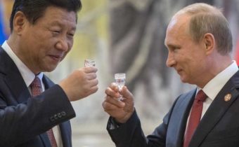 Forbes: Sblížení Pekingu a Moskvy drtí americkou energetiku