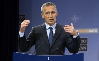 Stoltenberg dúfa, že v “čoraz nepredvídateľnejšom svete” zostanú USA aj po voľbách oddané NATO