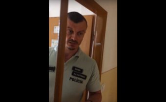 VIDEO: Ako si advokátka JUDr. Krajníková na výzvu polície odmietla nasadiť náhubok