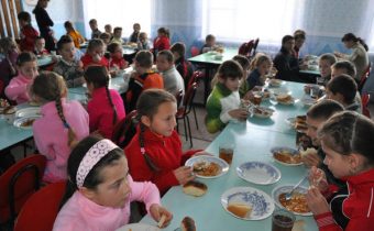 Matovičova vláda zaútočila na najmenších a najzraniteľnejších: stopla školákom obedy zadarmo