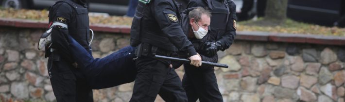 Pokračujú protesty proti Lukašenkovi. Opäť sa zatýkalo, padli aj varovné výstrely