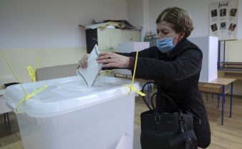 V Bosne sa v nedeľu konali regionálne voľby poznačené pandémiou