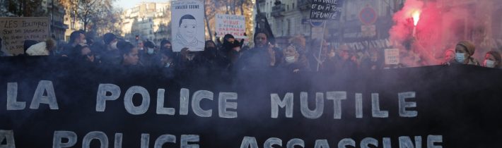 Francúzsko: Štyroch policajtov predviedli pred súd pre násilný zákrok