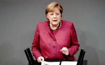 Predseda Bundestagu zachraňoval Merkelovú pred rozhnevanými poslancami