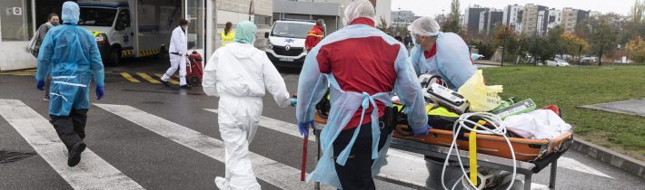 Francúzi porušujú lockdown, počet hospitalizovaných prekročil rekordy z apríla