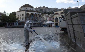 Grécko zatvára všetky školy, zdravotníctvu hrozí kolaps