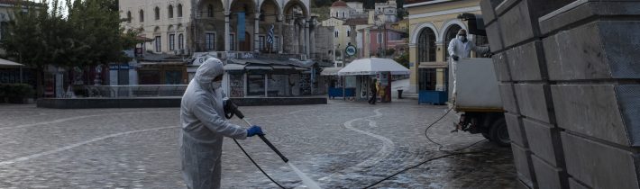 Grécko zatvára všetky školy, zdravotníctvu hrozí kolaps