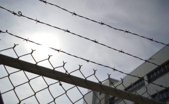 USA: Muž bol na úteku z doživotného väzenia takmer 50 rokov. Chytili ho pri krádeži