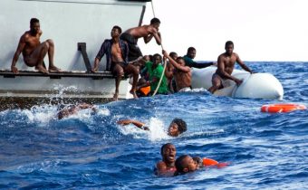 Letos jich připlulo na Kanárske ostrovy 18 tisíc afrických invazistů, zhruba polovina jen za poslední měsíc. Španělská vláda proto rozšířuje kapacity tamních táborů a místní mohou nejspíš zapomenout na obnovení cestovního ruchu v budoucnu
