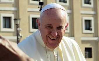 Papež František je „nepřítel Evropy“, říká francouzský filozof Éric Zemmour