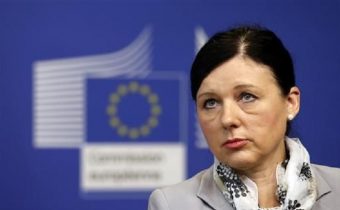 V polských a maďarských novinách nenechají na eurokomisařce Jourové ani nitku suchou. Pes by si od ní ani kůrku nevzal