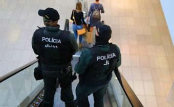 Bratislava: Muž, ktorý hlásil bomby v piatich nákupných centrách, je už obvinený