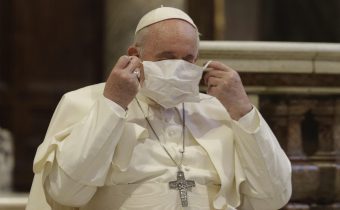Pápež: Žiadna pandémia, žiadna kríza nemôže vypnúť svetlo Vianoc