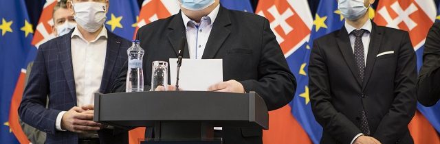 Slovesnká opozícia žiada Mikasovu hlavu a podáva trestné oznámenia