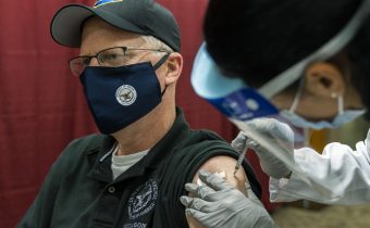 USA: Vakcínu proti koronavírusu dostal aj šéf Pentagónu