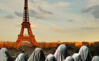 Le Figaro: Díky migraci a shovívavosti k menšinám je Francie neobyvatelná