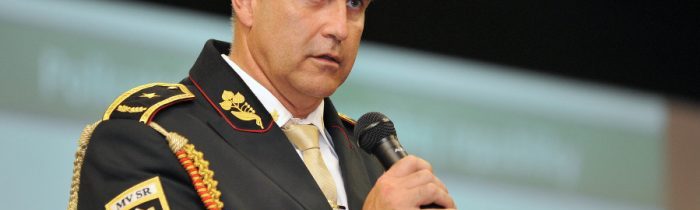 SLOVENSKEM OTŘÁSÁ SKANDÁL A PODEZŘENÍ Z UMUČENÍ A VRAŽDY BÝVALÉHO POLICEJNÍHO PREZIDENTA, GENERÁLA MILANA LUČANSKÉHO VE VAZEBNÍ CELE, UNIKLÁ LÉKAŘSKÁ ZPRÁVA JE JAKO Z HORORU!   Bulva pravého oka vyhřezlá z oční jamky do nosní dutiny, prolomená oční klenba, těžký otok horního i spodního víčka, dvojité vidění! Nejprve prý ve vazbě upadl na činku, poté se pod ním zvrtl invalidní vozíček a uhodil se pro změnu do temene hlavy a nakonec se oběsil na teplákové bundě, kterou si vyžádal, protože v cele asi nešlo ústřední topení a byla mu zima! Generál Lučanský jako první Matovičův umučený politický vězeň?