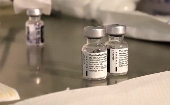 Švajčiarsko pre nedostatok vakcín obmedzilo plán očkovania na polovicu