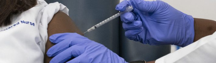 Stačí očkovať tretinu obyvateľov a znížime úmrtia, tvrdia vedci. Odkazujú  – aj inzulínu sa bojíte?