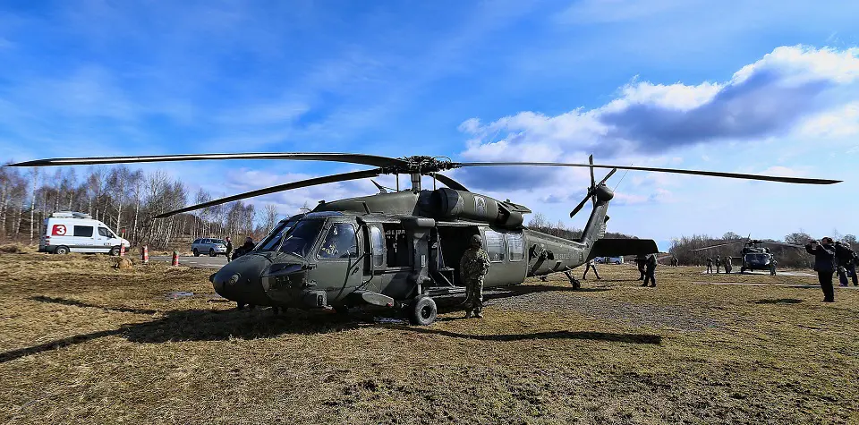 Vojaci sú v pohotovosti: prevážali vrtuľníkom pľúcne ventilátory z Prešova do Nitry