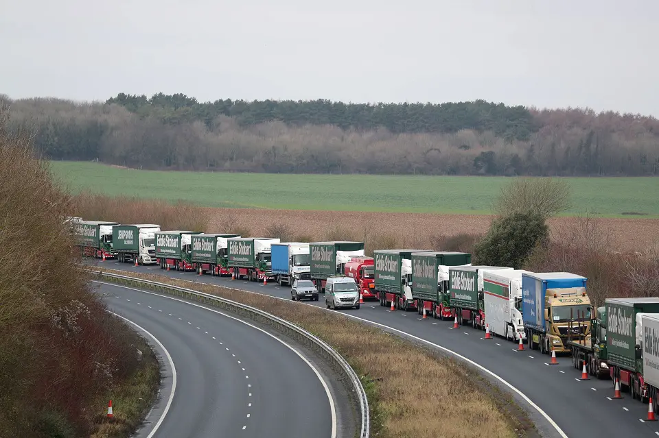 Británia  reaguje na sťažnosti kamionistov. Už žiadne zápchy v Doveri?
