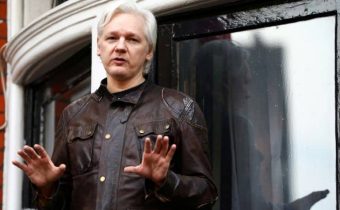 Vydá Británia Assangea do USA? Zakladateľovi WikiLeaks tam hrozí väzenie