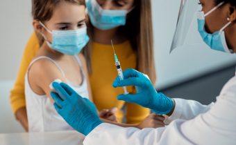 Pfizer začal testovanie vakcíny na deťoch vo veku od 12 do 15 rokov