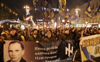 Na Ukrajine sa konali každoročné fakľové pochody fašistov – uctili si narodeniny Stepana Banderu. (VIDEO)